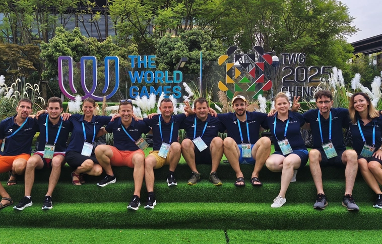 A miskolci-diósgyőri csapat Csengtuban (balról): Drapcsik Péter, Tugyi Levente, Drapcsikné Farkas Zsuzsanna, Pintér Ábel, Szörényi Gábor, Less Áron, Vas Gábor, Zsigmond-Heinzinger Száva, Gerzsényi Zsolt, Maczák-Fellegi Ivett. Fotó: Magánarchívum