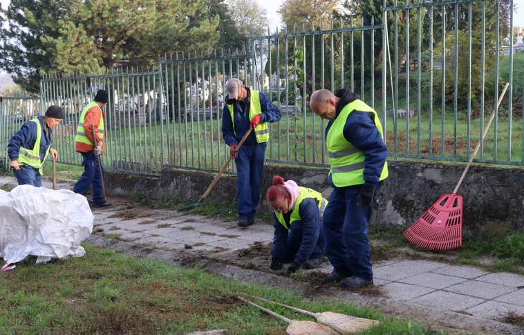 Rendbe teszik a Vasgyári temető környezetét. Fotó: Mocsári László