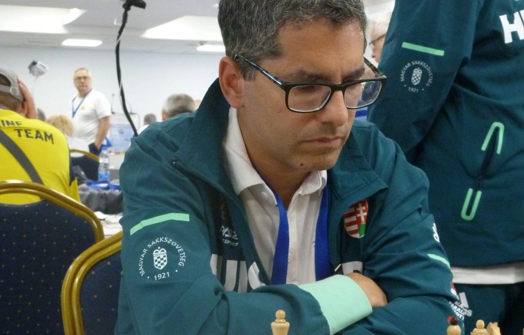 A diósgyőri Zámbó Zoltán is szemüveges, látássérült sakkozó. Fotó: magánarchívum