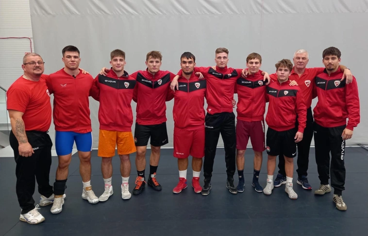 A DVTK csapata (balról): Boda Zsolt (veterán versenyző, szurkoló), Szinay Csaba, Botos Dominik, Szinay Szabolcs, Bíró Balázs, Orliczki Bendegúz, Olasz Bende, Kovács Keve, Juhász Sándor, Kádas Krisztián. Fotó: magánarchívum 