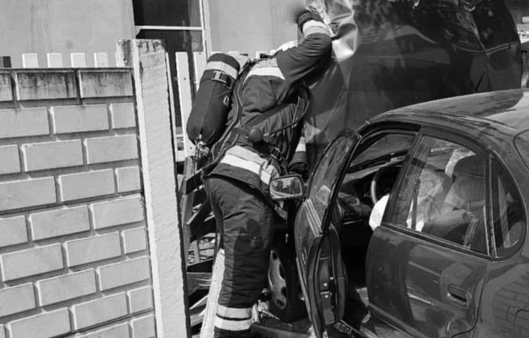 kerítésnek ütközött. illusztráció katasztrófavédelem