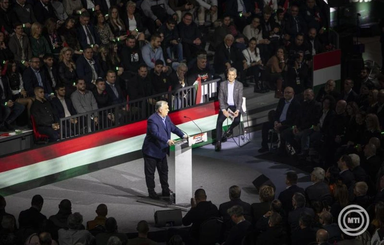 Orbán Viktor miniszterelnök, a Fidesz elnöke (k) beszédet mond a Digitális Polgári Körök által szervezett háborúellenes gyűlésen a miskolci DVTK Arénában 2026. január 17-én. MTI/Miniszterelnöki Kommunikációs Főosztály/Fischer Zoltán