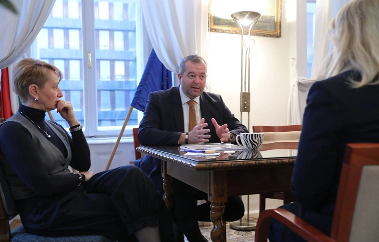 Hollósy András Czunyiné dr. Bertalan Judit társaságában van, itt: Közigazgatási és Területfejlesztési Minisztérium