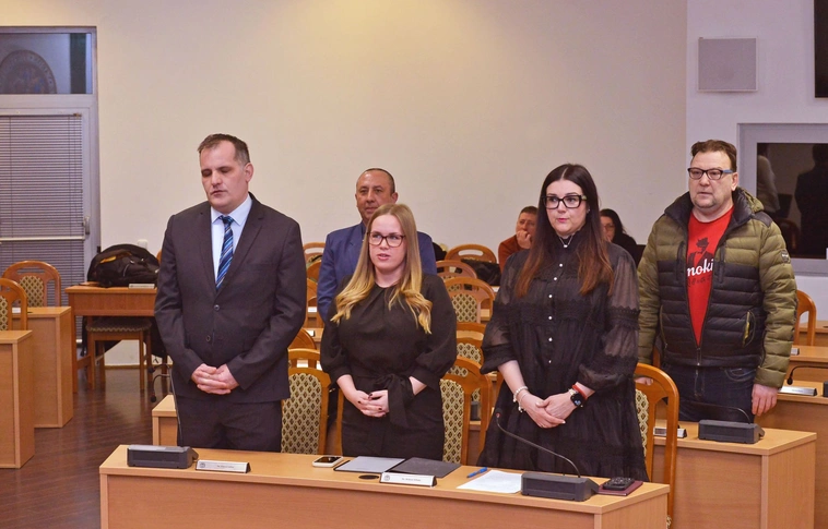 Esküt tettek a miskolci választási bizottságok tagjai. Fotó: Osztie Tibor