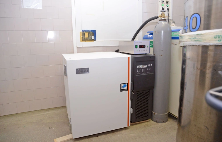 egy új -80⁰C-os fagyasztót kapott a Borsod-Abaúj-Zemplén Vármegyei Központi Kórház és Egyetemi Oktatókórház Gyermek Onkohaematológiai és Csontvelő Transzplantációs Osztálya. Fotó: Osztie Tibor