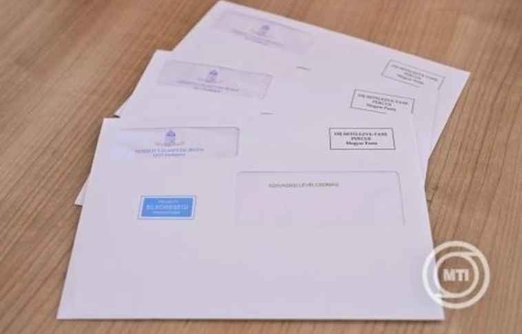 Az április 12-i magyarországi országgyűlési választások szavazási levélcsomagja Magyarország szabadkai főkonzulátusán 2026. április 2-án. Levélszavazásra a magyarországi lakcímmel nem rendelkező magyar állampolgárok jogosultak. MTI/Molnár Edvárd