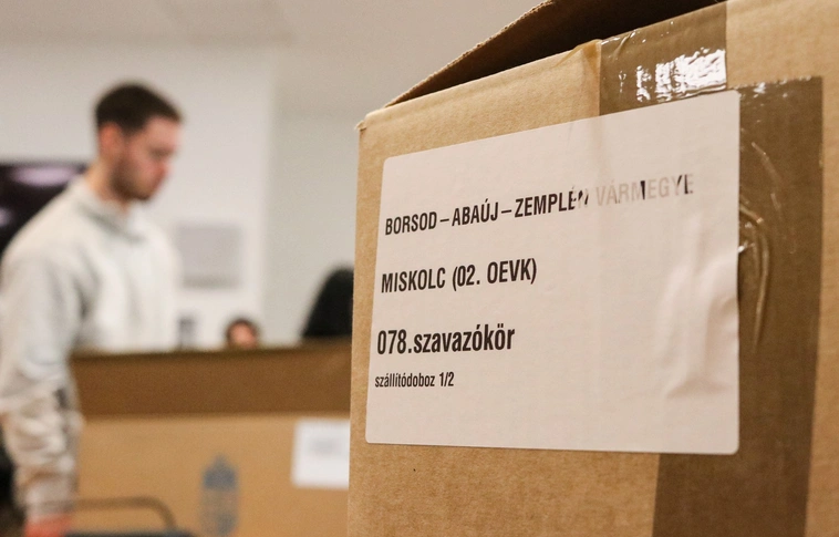 Választás 2026: Átadták a szavazóköri dobozokat Miskolcon Fotó: Mocsári László