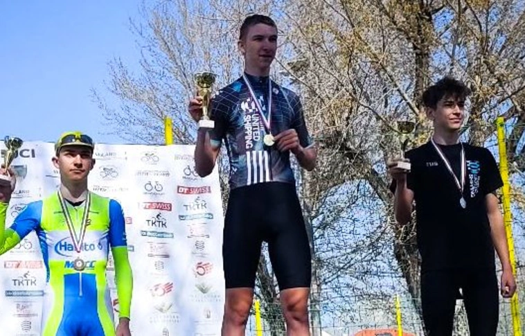 A dobogó harmadik fokán Zeley Csaba. Fotó: magánarchívum