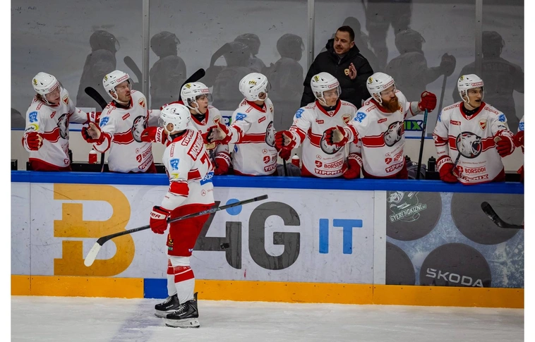 Láda Balázs (képünkön a játékosok mögött) maradt a Macik vezetőedzője. Fotó: magánarchívum