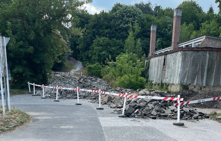 törmelék a Barlangfürdő közelében