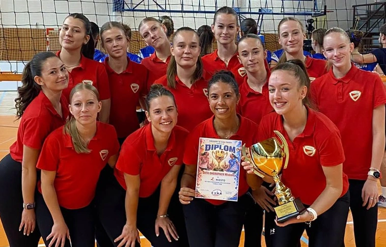 A boldog diósgyőri lányok az eperjesi torna után. Fotó: DVTK