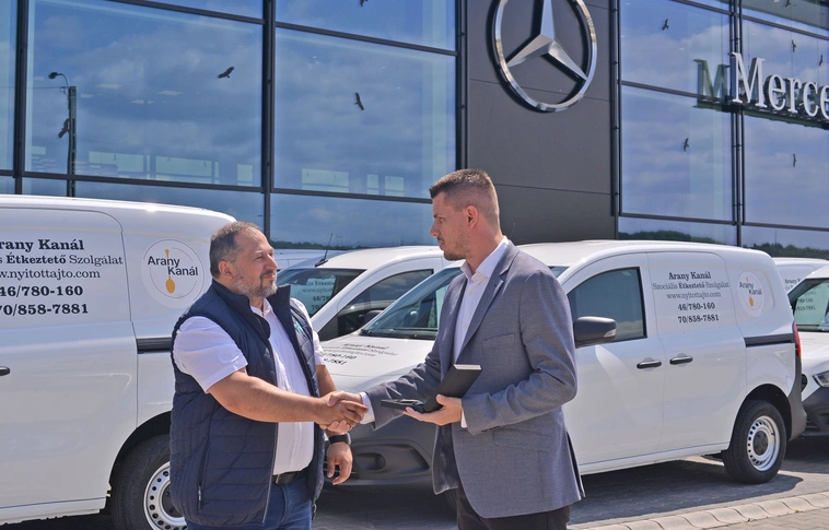 Nyitott Ajtó Baptista Központ és a Mercedes-Benz Mc 26 darab autó átadása