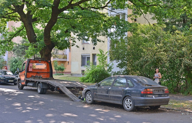 Roncsautó elszállítása