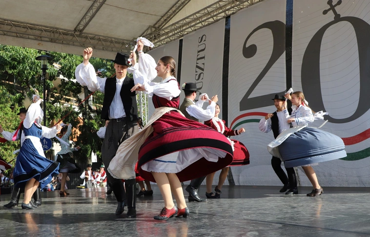 Szinvavölgyi Néptáncegyüttes, valamint Herczku Ági és Nikola Parov műsora