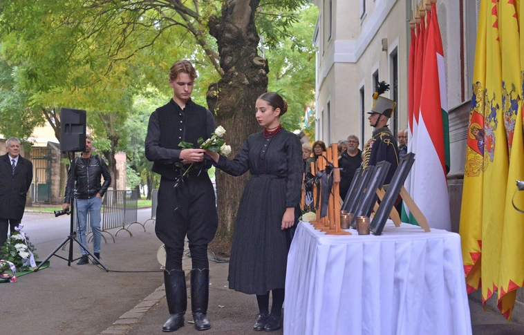 Aradi vértanuk napja