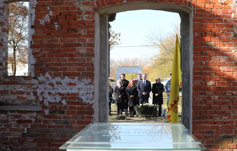 Koszorúzás a koleratemetőben