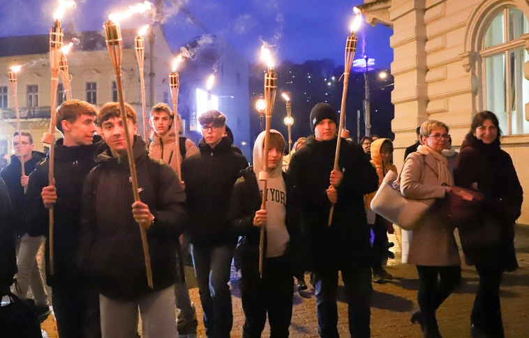 Lévay 200: zenés-fáklyás felvonulás Miskolc belvárosában