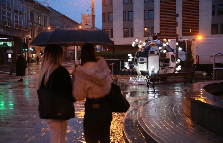 Űrhajó landolt a Centrum előtt szerda reggel. Fotó: Juhász Ákos