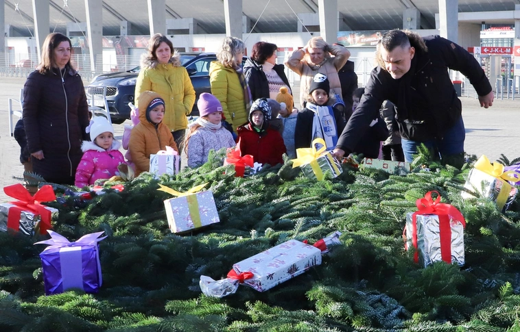 Adventi koszorú díszítése a DVTK Stadionnál