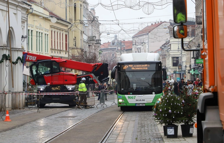 Veszélytelenítési munkálatok a Nagyszínház homlokzatán