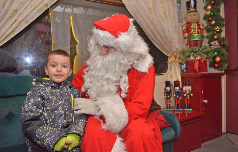 Mikulás az adventi villamoson