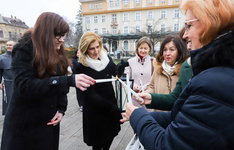Betlehemi láng fogadása  Minorita templomban