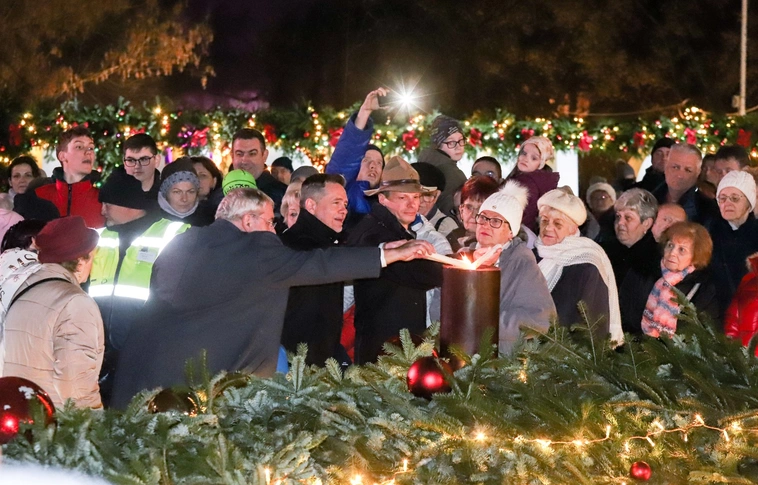 Adventi gyertyagyújtás a Szent István téren