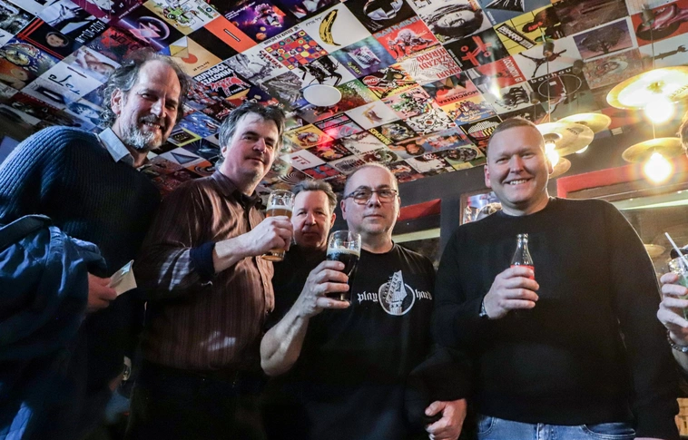 Kerékgyártó Füles István gitár vitrin avató a Grizzly Music Pubban