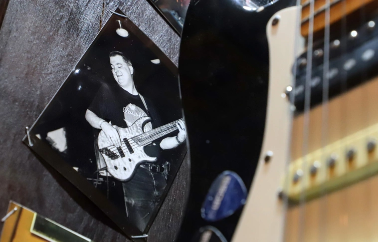 Kerékgyártó Füles István gitár vitrin avató a Grizzly Music Pubban