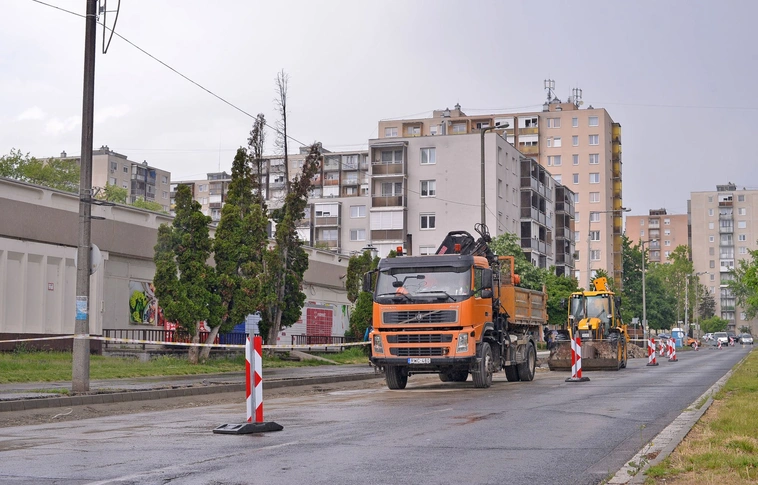 Javában zajlik az útfelújítás az Avason. Fotó: Osztie Tibor