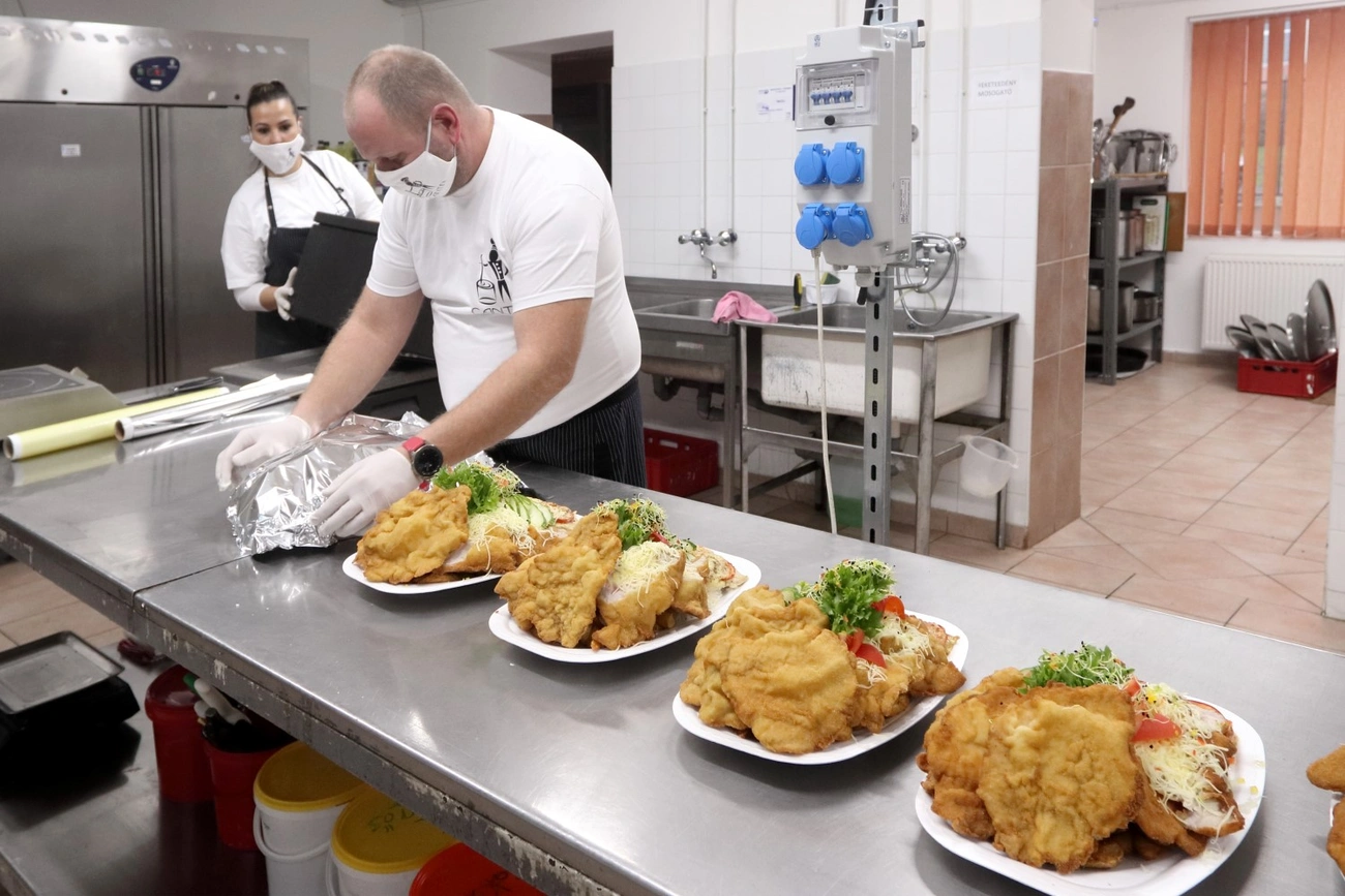 canitn étterem, étel adomány,