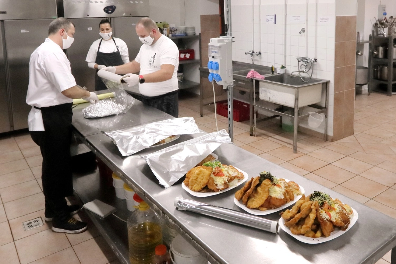 canitn étterem, étel adomány,