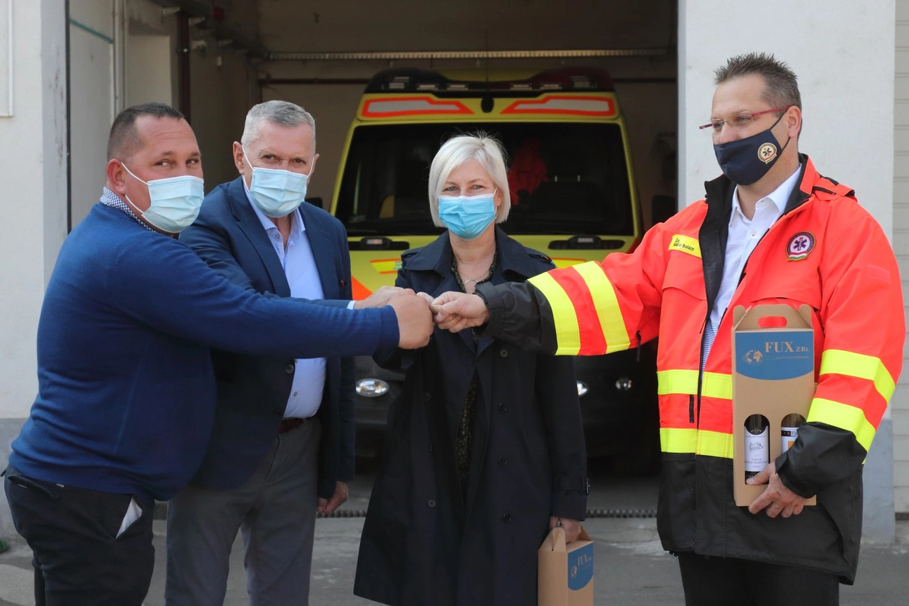 mentők, barkóczi istván, bor adomány,