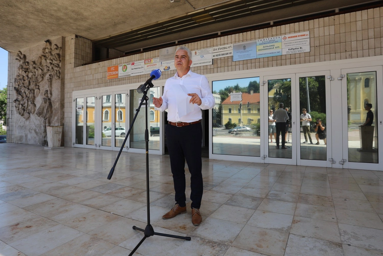 Simon Gábor, a Velünk a Város-frakció vezetője tart sajtótájékoztatót