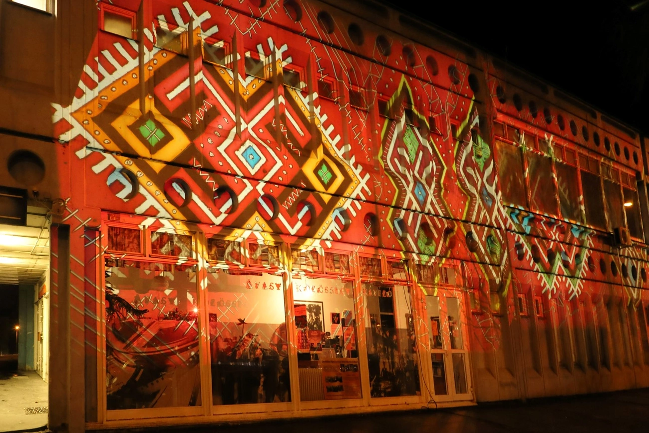 avasi közösségi kávézó fényfestés