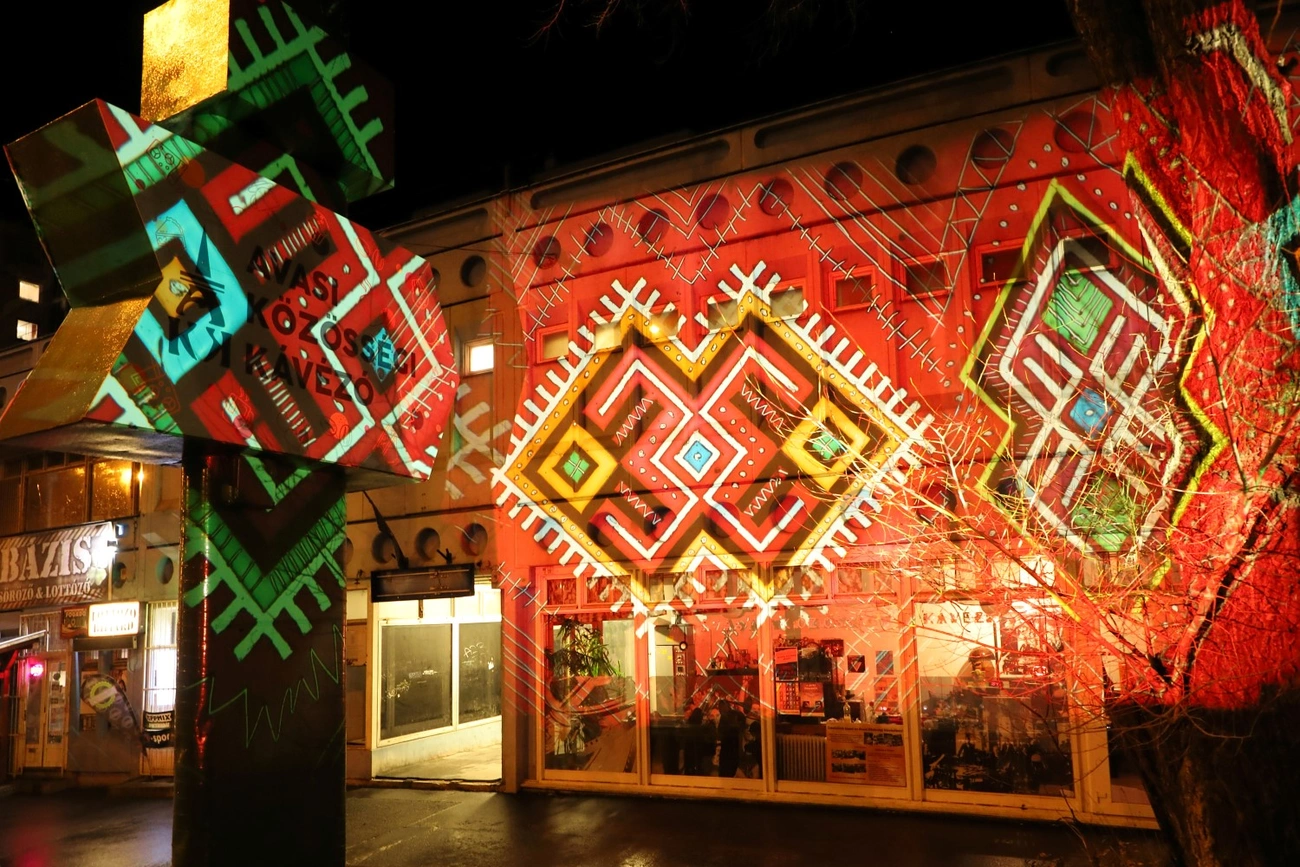 avasi közösségi kávézó fényfestés