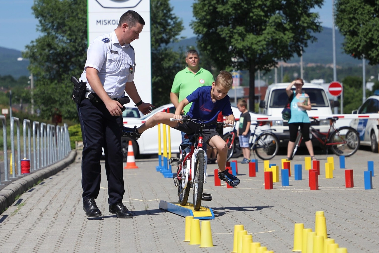 közlekedik a család megyei elődöntö