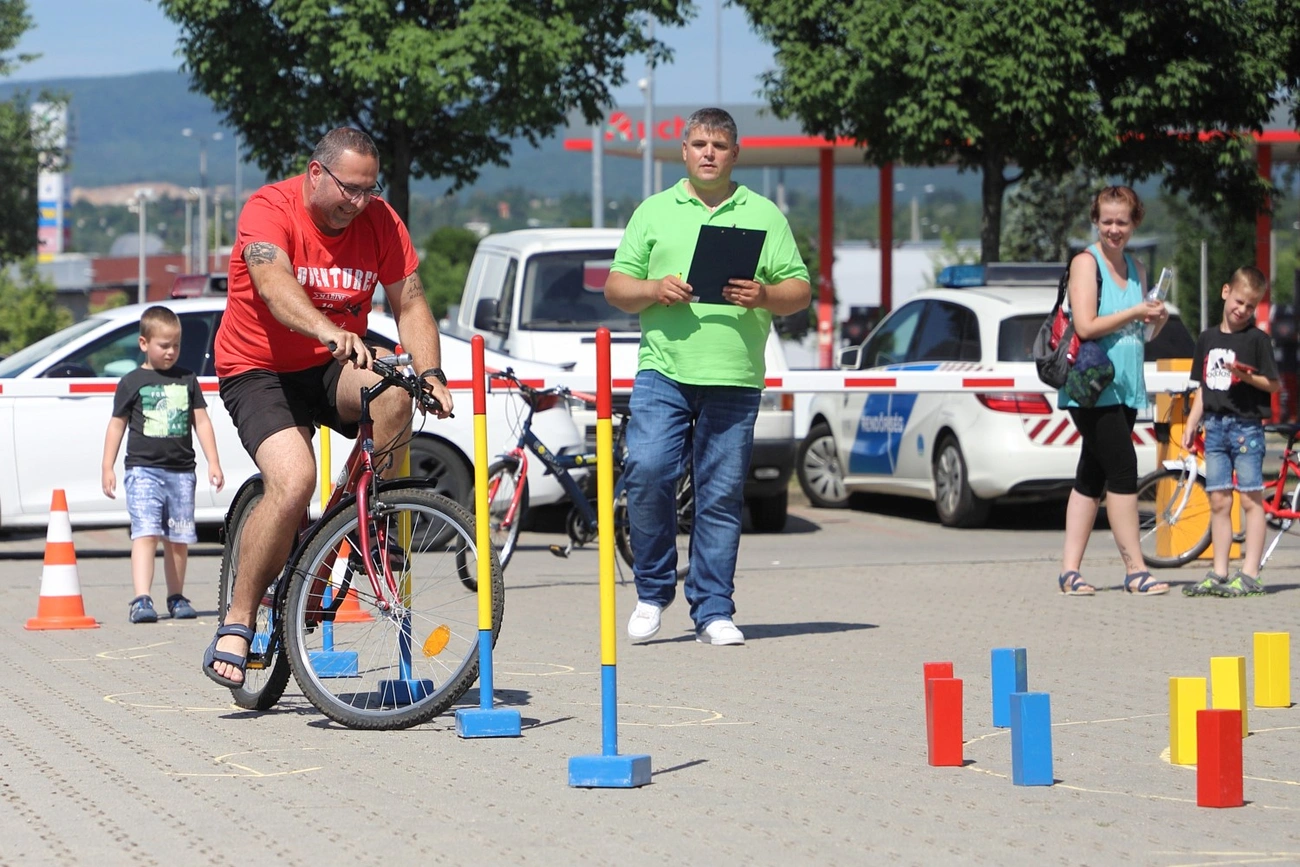 közlekedik a család megyei elődöntö
