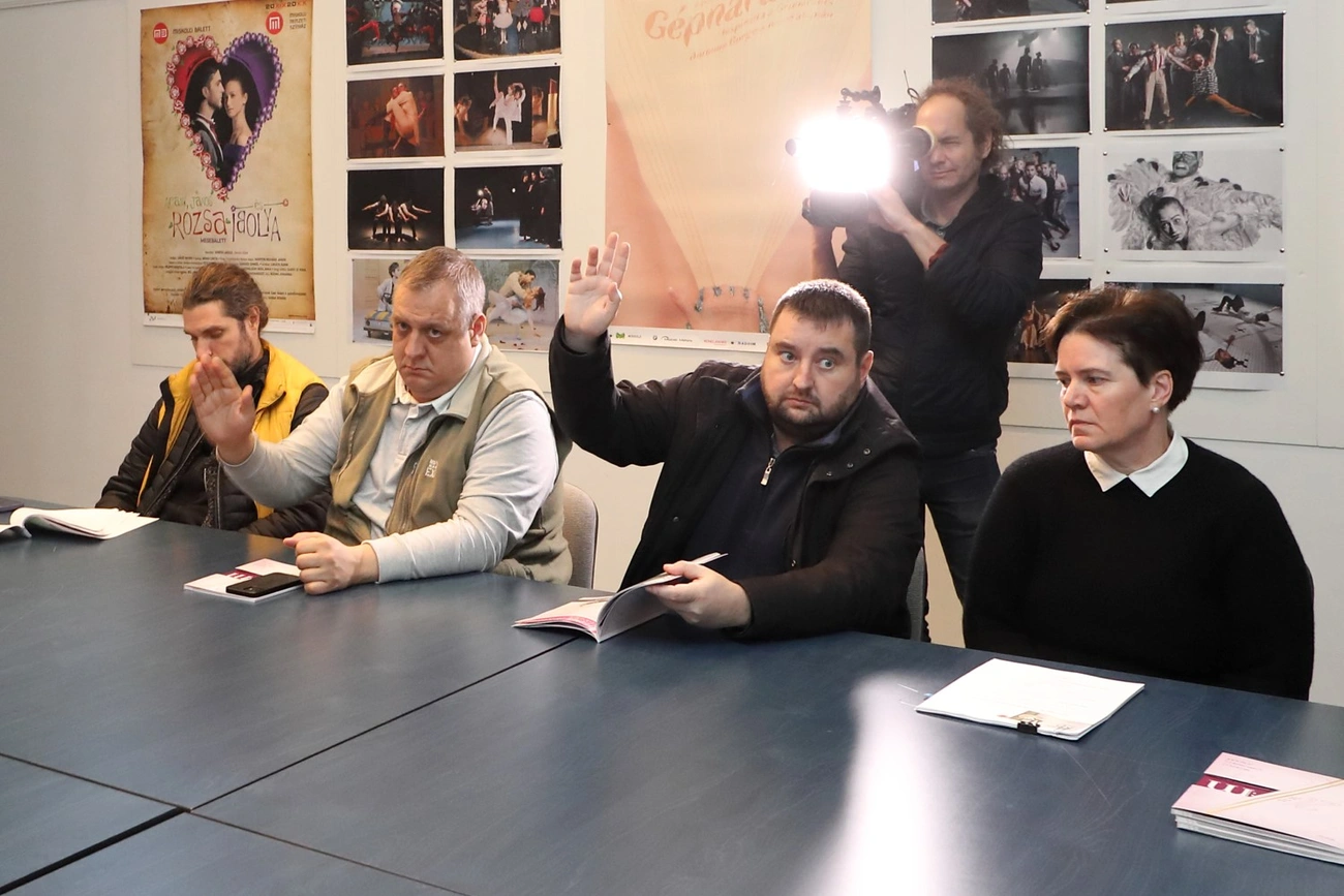 kulturális bizottsági ülés színáz tárgyaló