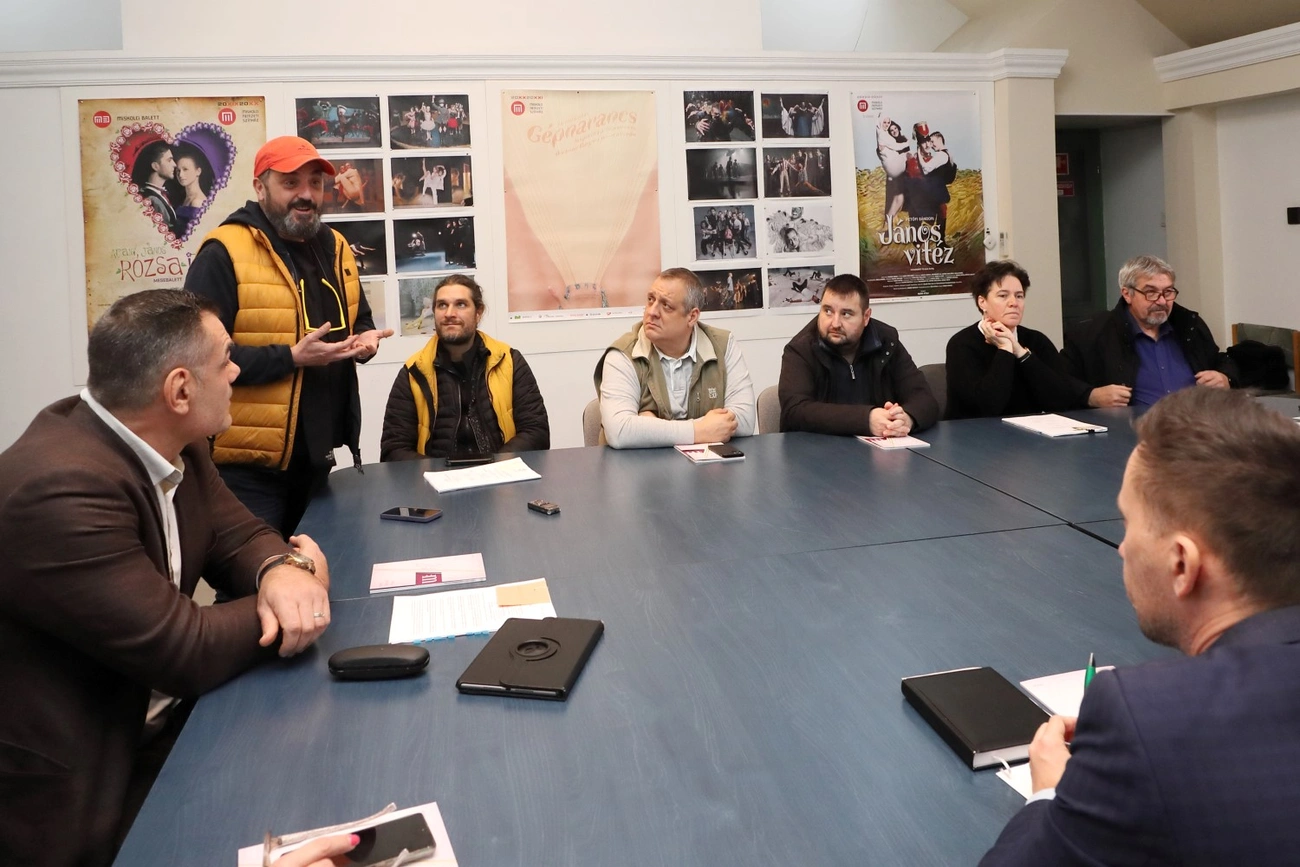 kulturális bizottsági ülés színáz tárgyaló