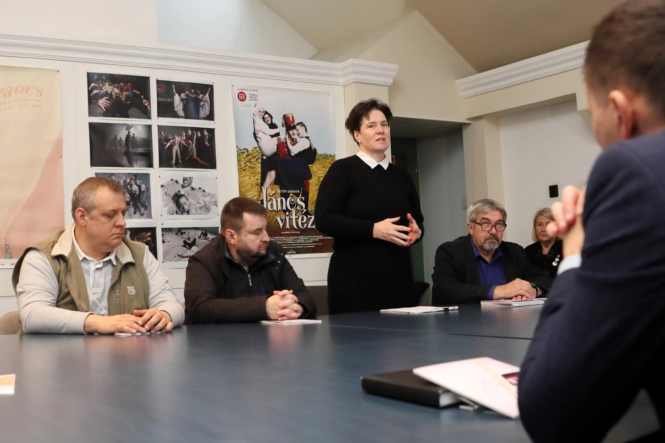 kulturális bizottsági ülés színáz tárgyaló