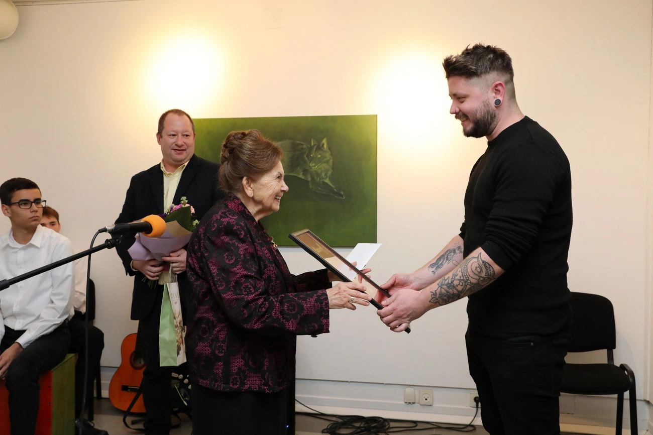 Dr. Nikolaeva Maria átadja a Mazsaroff-díjat Határ Attilának