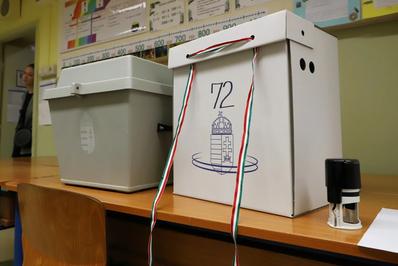 választás szavazó urna pecsételés