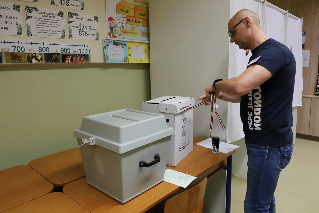 választás szavazó urna pecsételés