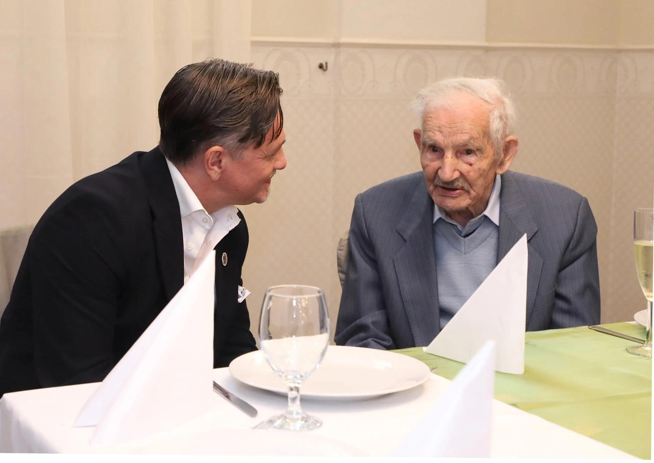 100-eves_koszontes_calypso_etterem_250525ml-2.JPG (210.17 KB)