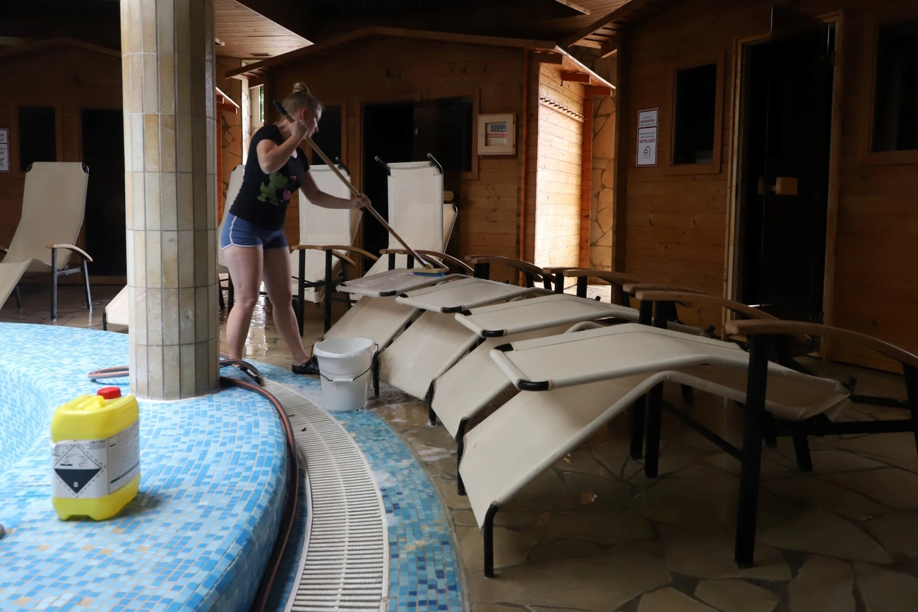 A feltöltött fájl át lett nevezve erre: barlangfurdo_felujitas_250602ml-3.JPG