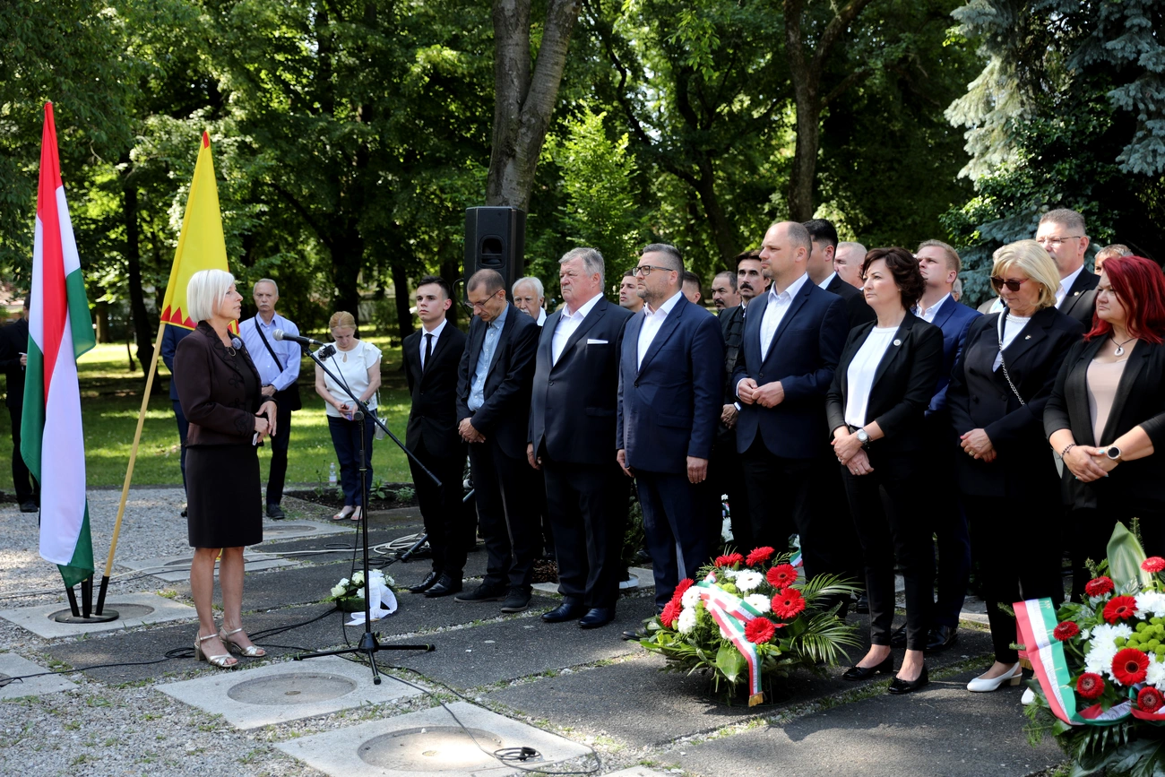 trianoni_megemlekezes_nepkerti_orszagzaszlo_250604_ja-11.JPG (6.46 MB)