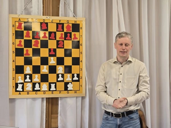 A sakk oktatásának alapja a a bábuk térbeli elhelyezkedése