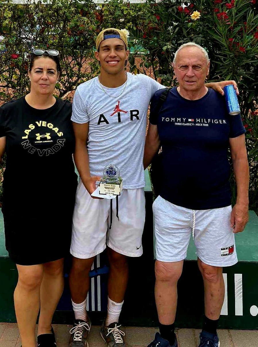 Vucskó Zsuzsanna, Tóbiás Balázs és Vucskó Sándor edző. Fotó: Magánarchívum