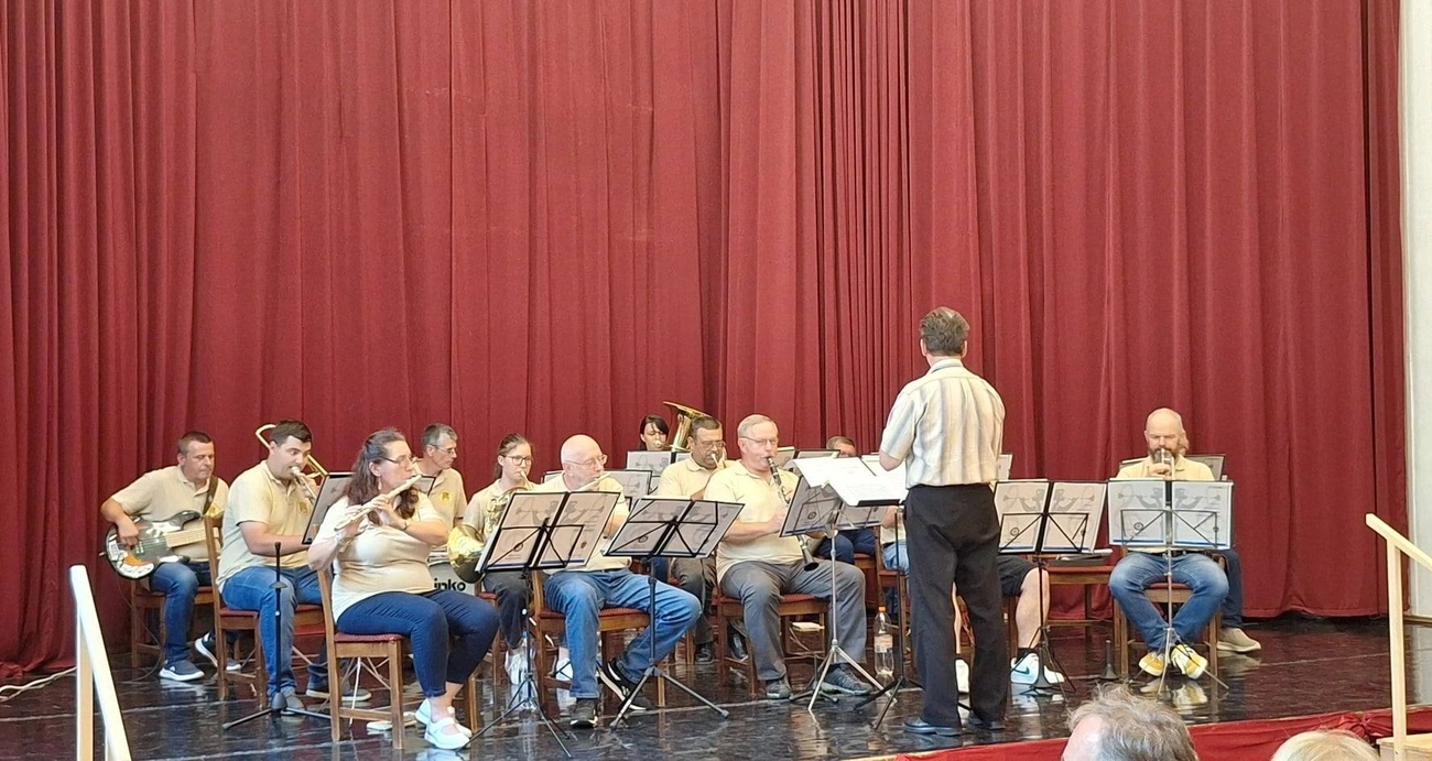 satoraljaujhelyi_dohanygyari_fuvozenekar.jpg